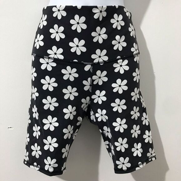 Levi’s High rise tights shorts￼ size S      A384 - Picture 1 of 6